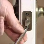 instalacion chapas cerraduras 150x150 - &iquest;D&oacute;nde contratar un servicio 24 horas de apertura de puertas en Madrid?